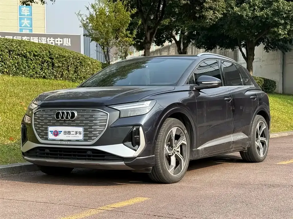 Audi Q4 e-tron — фото 1