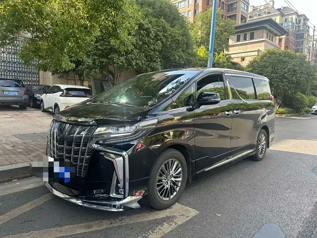 Toyota Alphard — фото 1