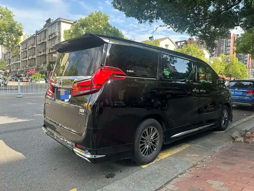 Toyota Alphard — фото 2