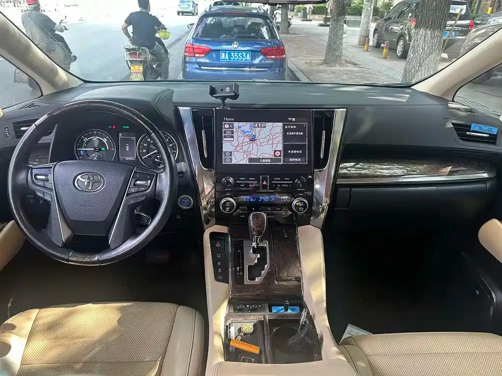 Toyota Alphard — фото 3