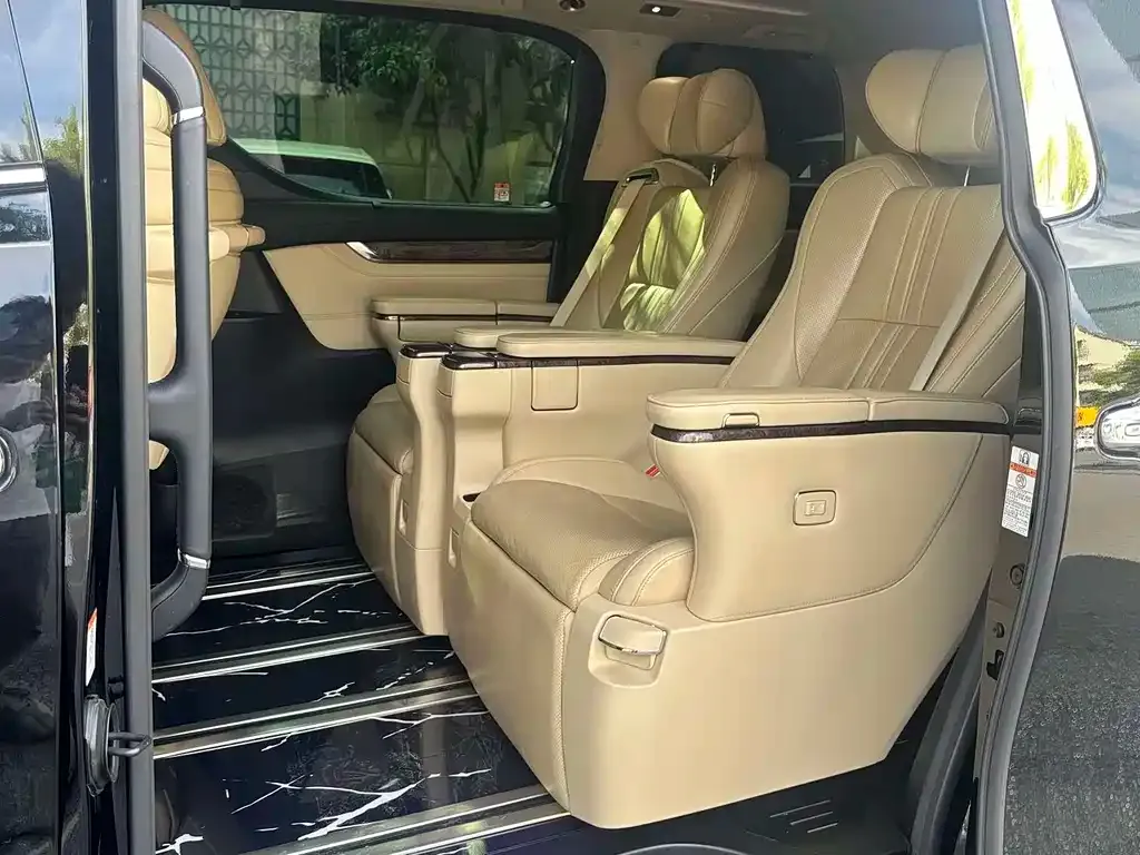 Toyota Alphard — фото 6