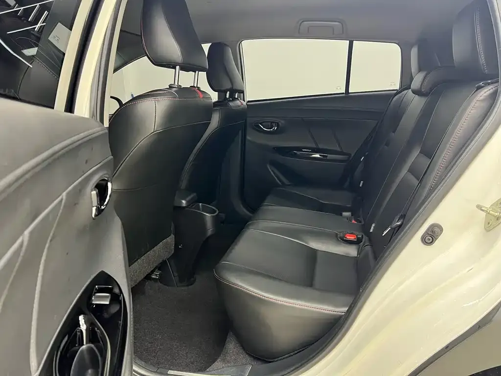 Toyota Yaris L — фото 5