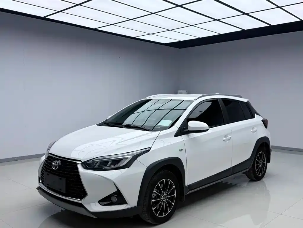 Toyota Yaris L — фото 1