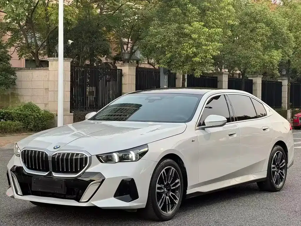 BMW 5 Series — фото 1