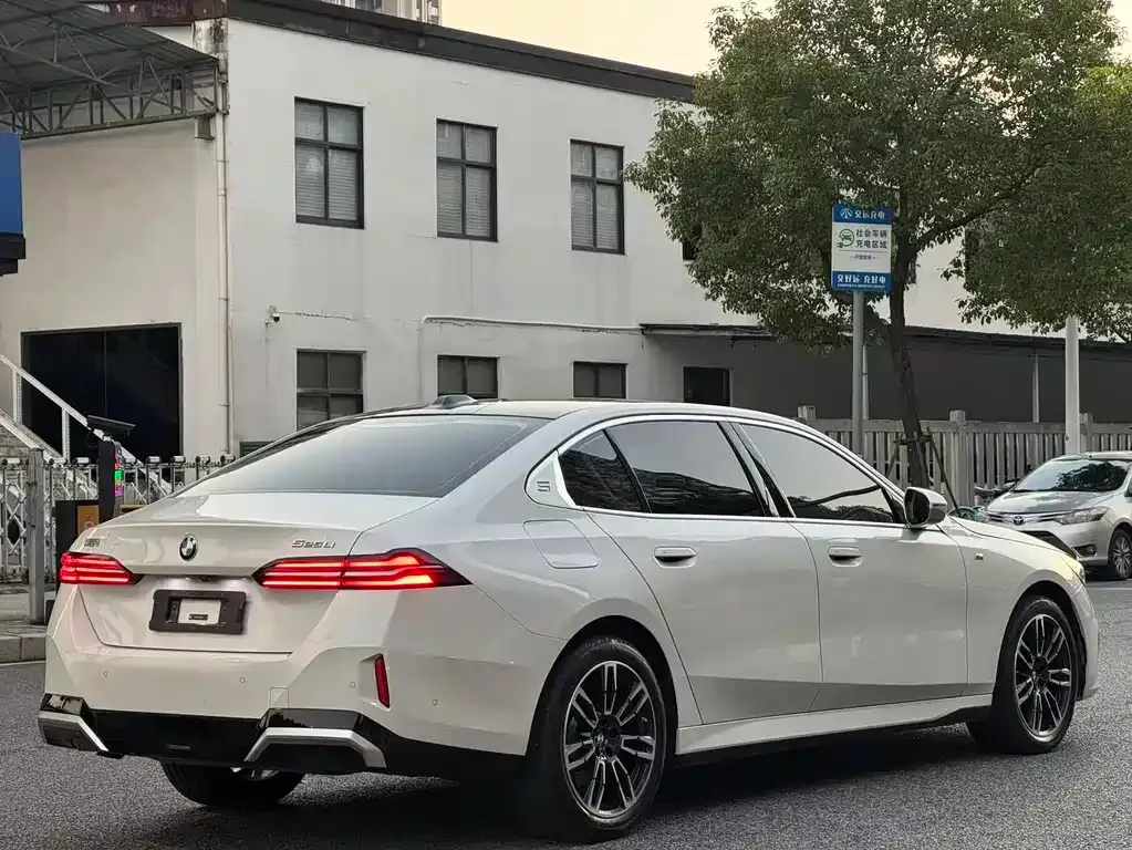 BMW 5 Series — фото 4