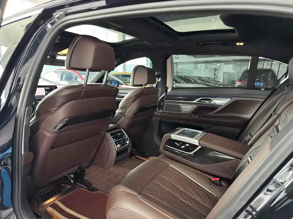 BMW 7 Series — фото 10