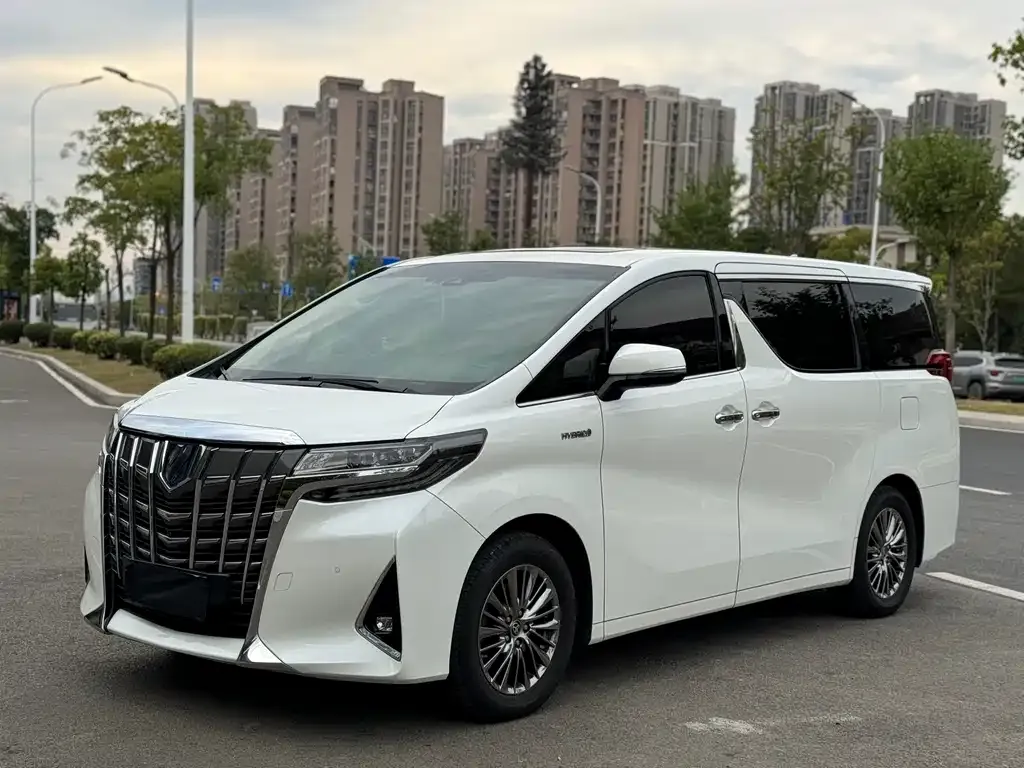 Toyota Alphard — фото 1