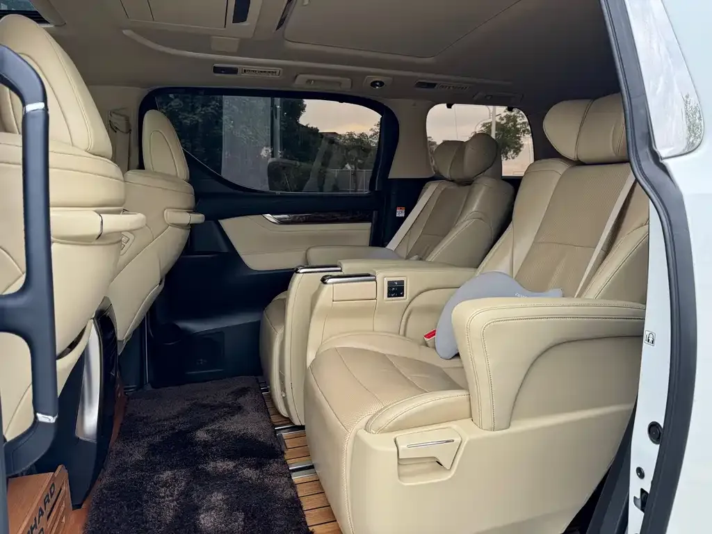 Toyota Alphard — фото 5