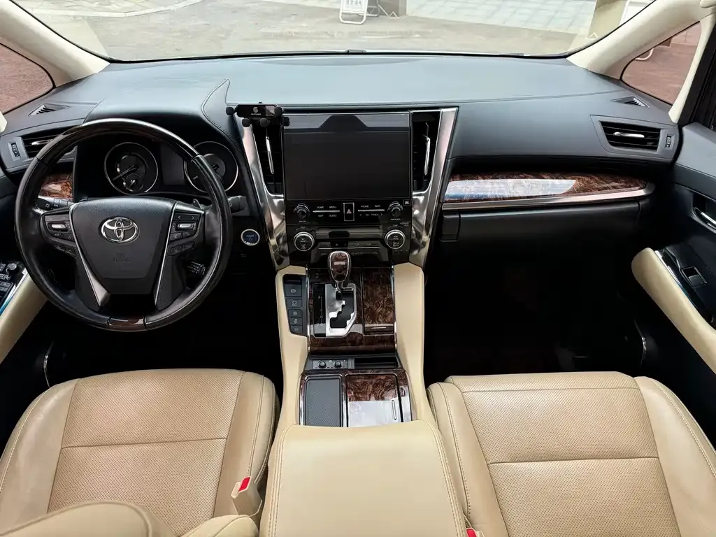 Toyota Alphard — фото 8