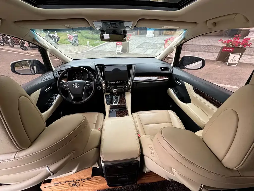 Toyota Alphard — фото 9