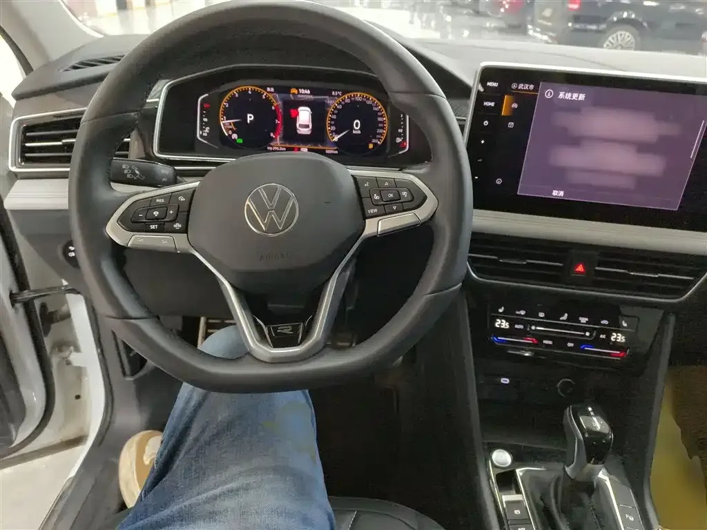 Volkswagen Tiguan L — фото 10