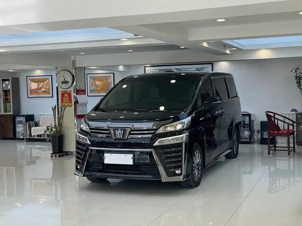 Toyota Alphard — фото 1