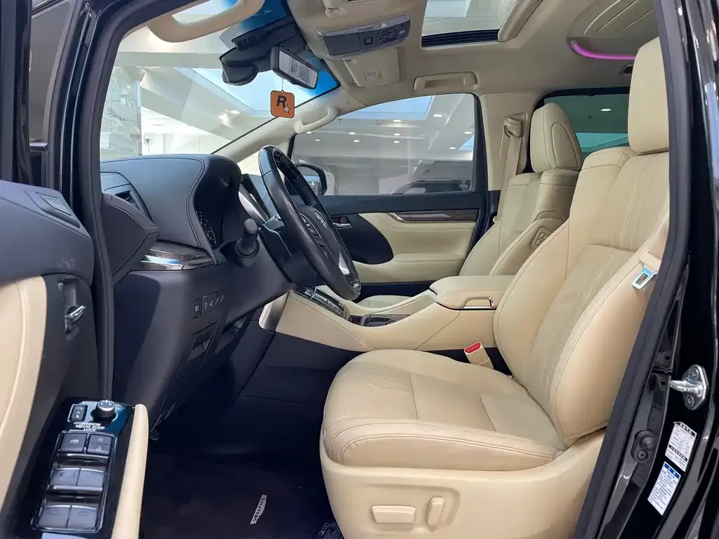 Toyota Alphard — фото 8