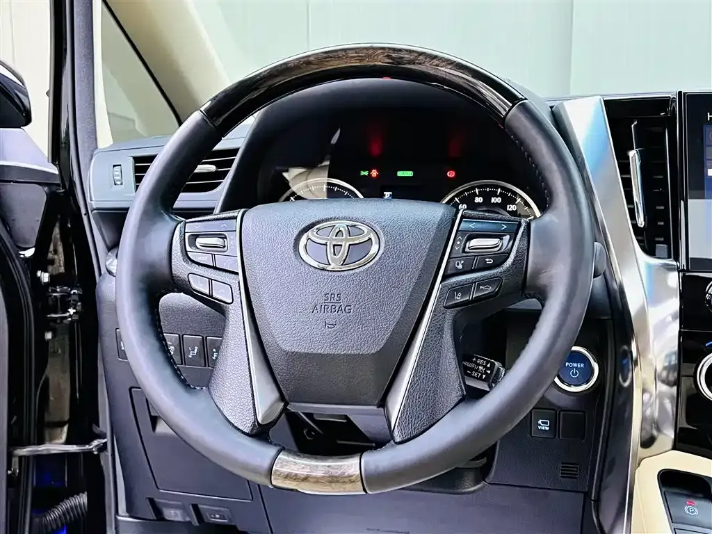 Toyota Alphard — фото 10