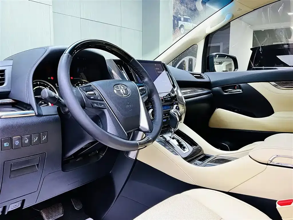 Toyota Alphard — фото 8