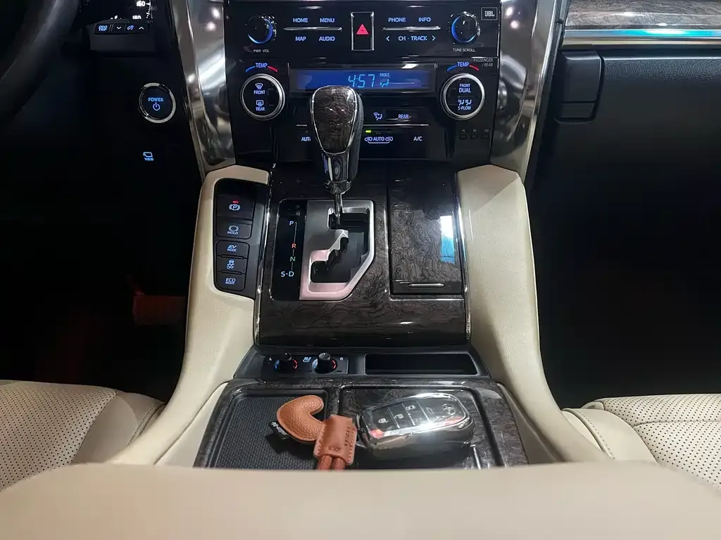 Toyota Alphard — фото 10