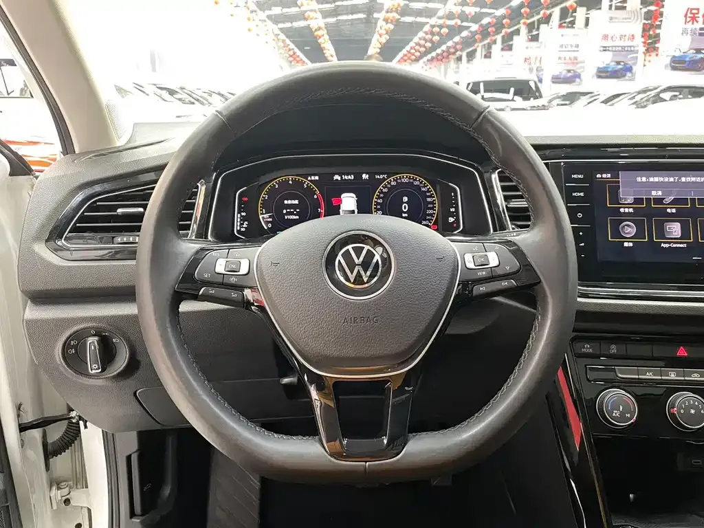 Volkswagen T-Roc — фото 7
