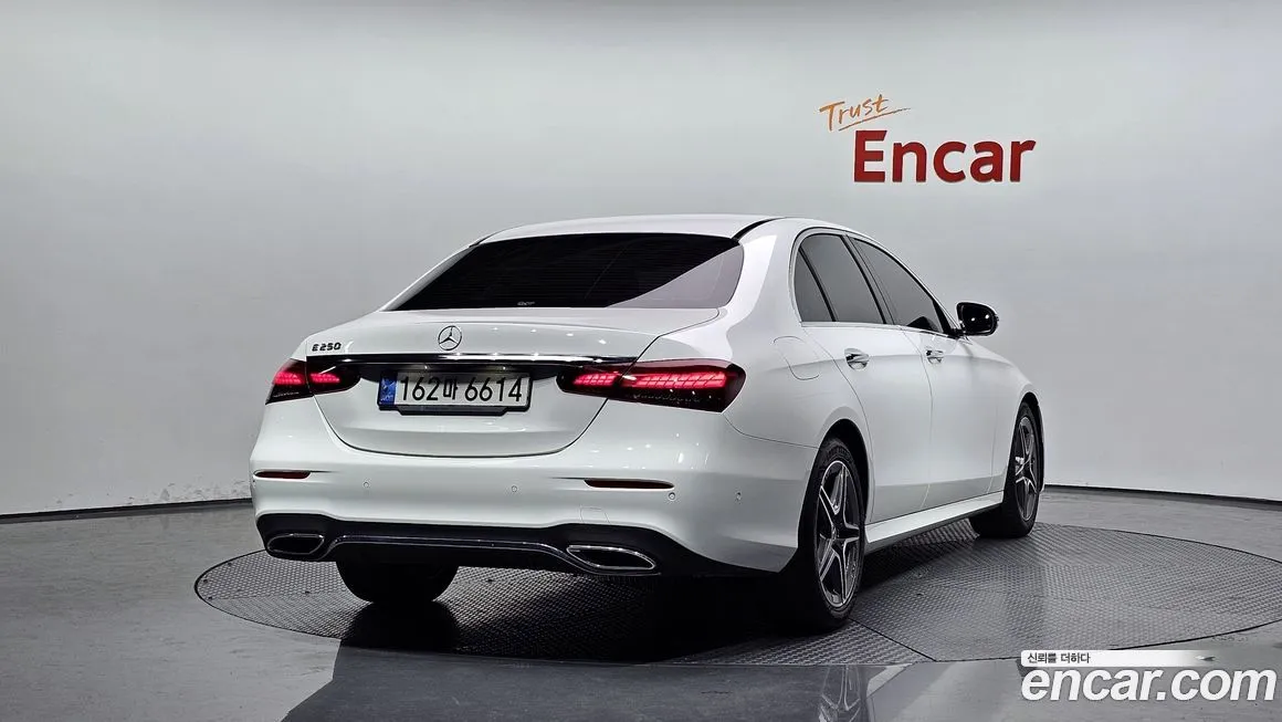 Mercedes-Benz E-Class — фото 2