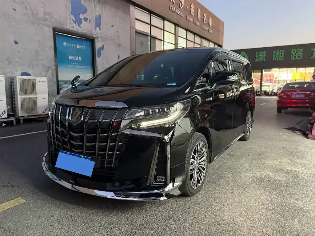 Toyota Alphard — фото 1