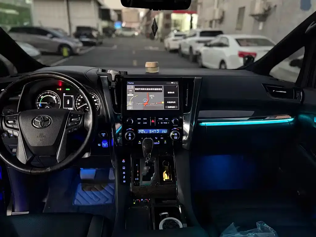 Toyota Alphard — фото 4
