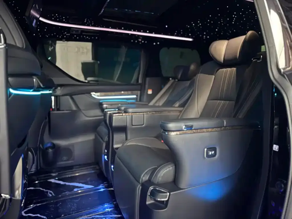 Toyota Alphard — фото 9