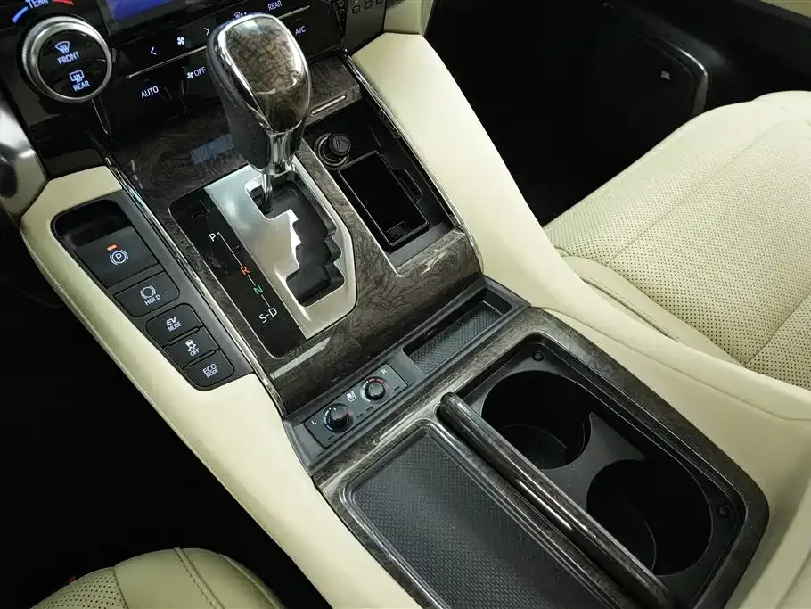 Toyota Alphard — фото 10