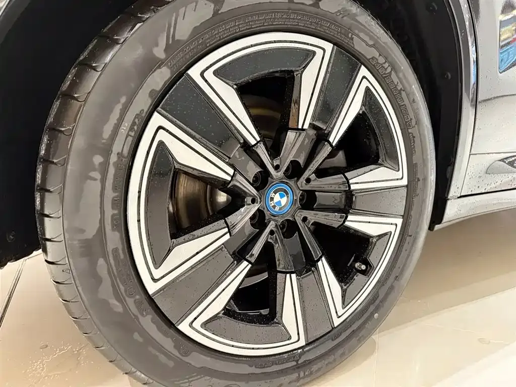 BMW iX3 — фото 9
