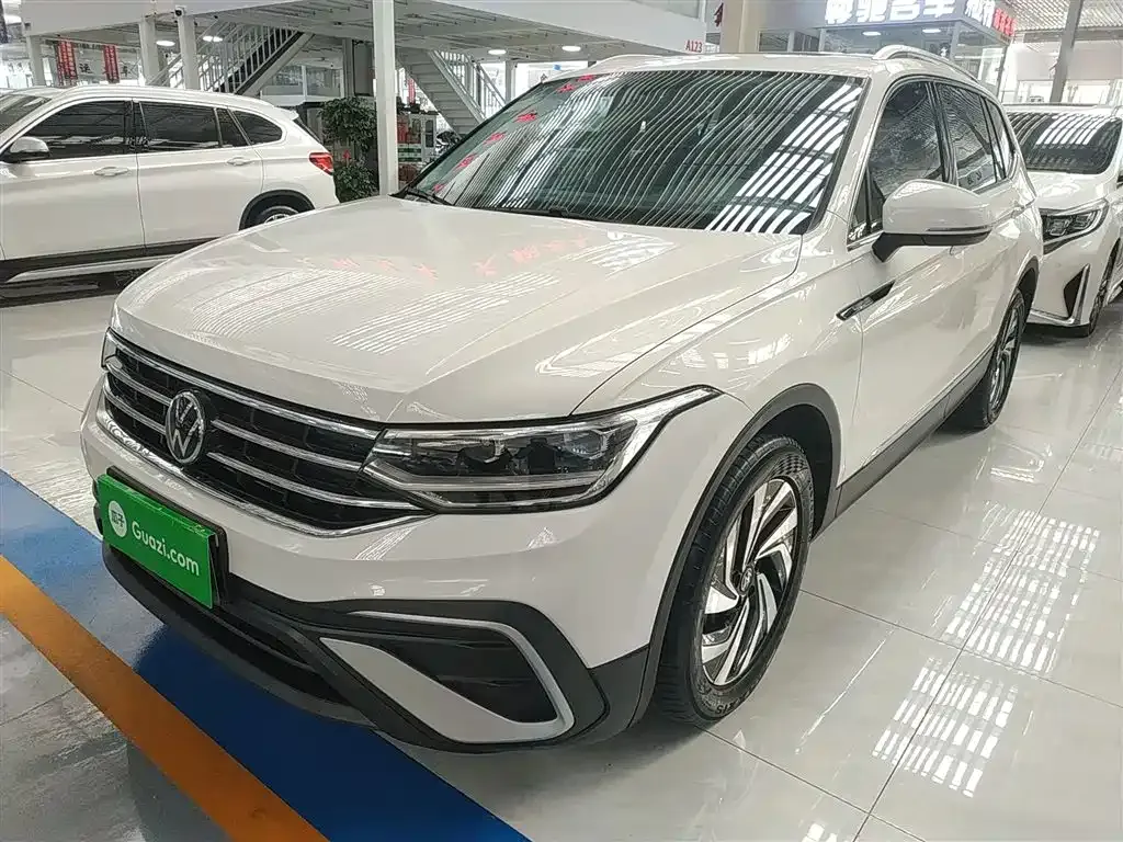 Volkswagen Tiguan L — фото 1