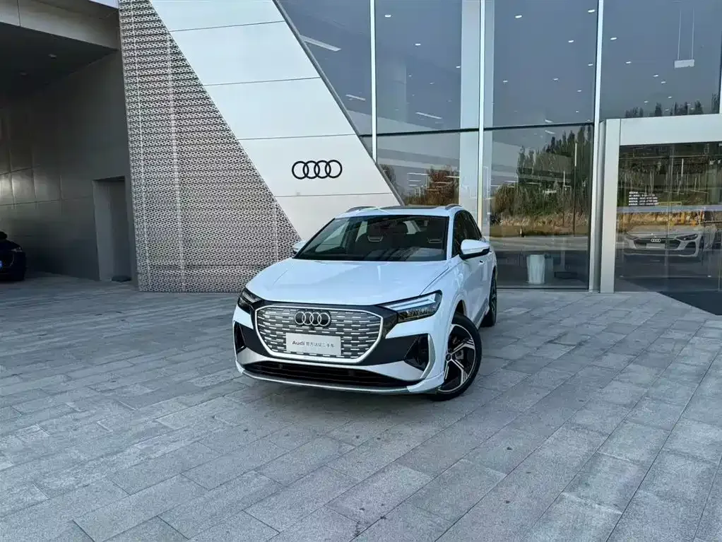 Audi Q4 e-tron — фото 1
