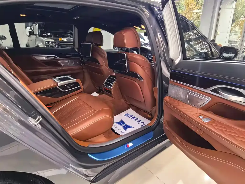 BMW 7 Series — фото 10