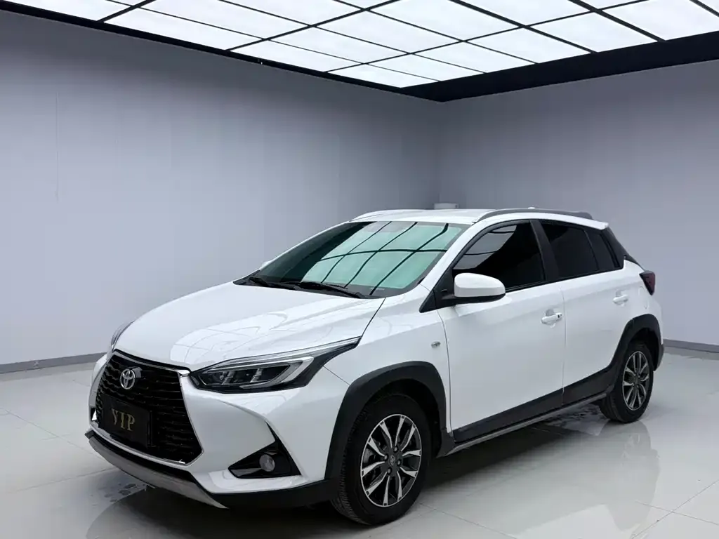 Toyota Yaris L — фото 1