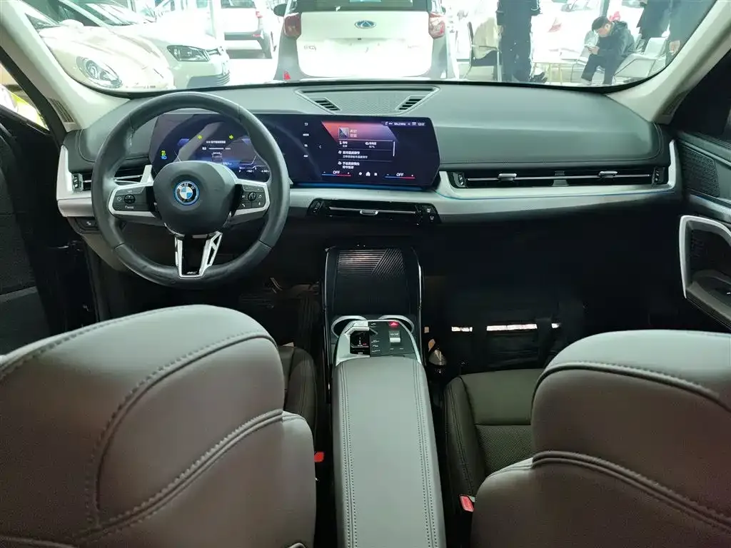 BMW iX1 — фото 10