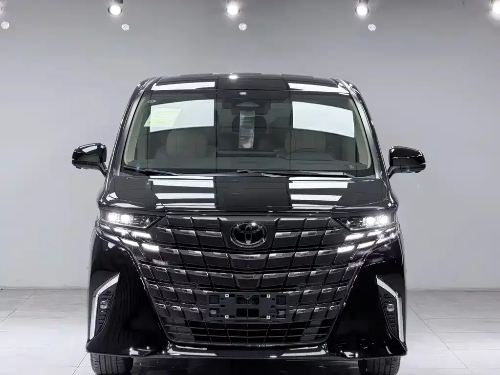 Toyota Alphard — фото 1