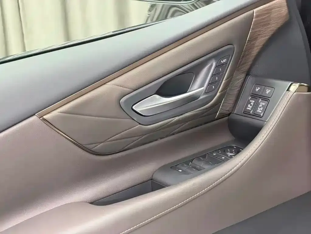 Toyota Alphard — фото 7