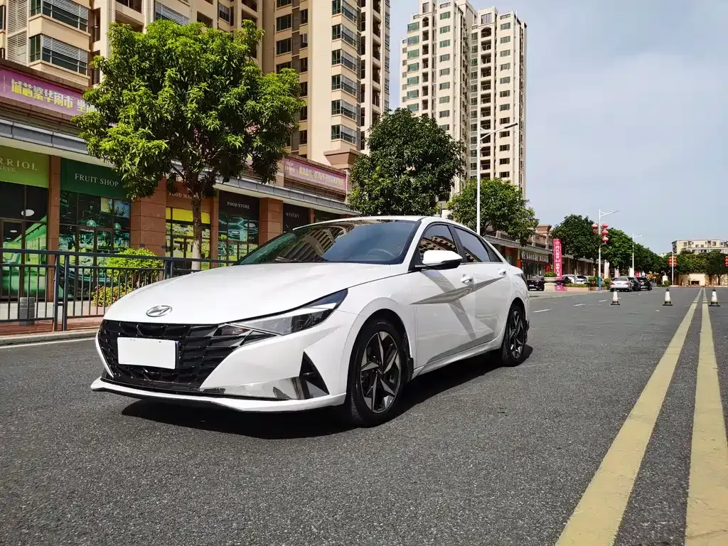 Hyundai Elantra — фото 1