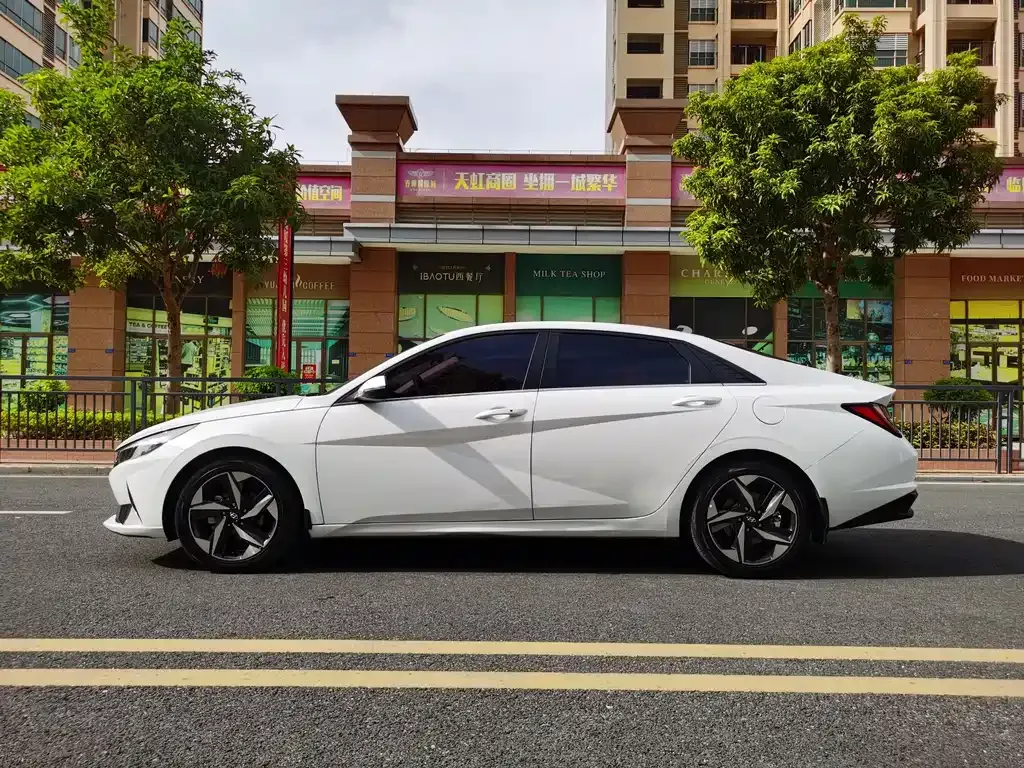 Hyundai Elantra — фото 4