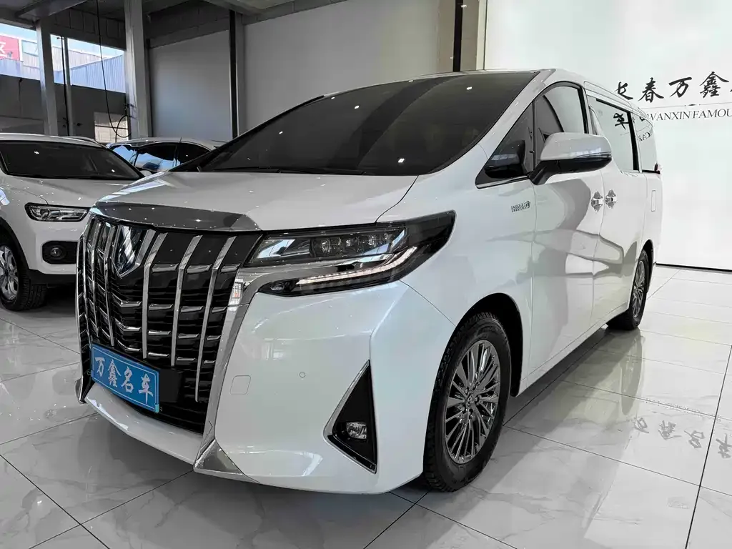 Toyota Alphard — фото 1
