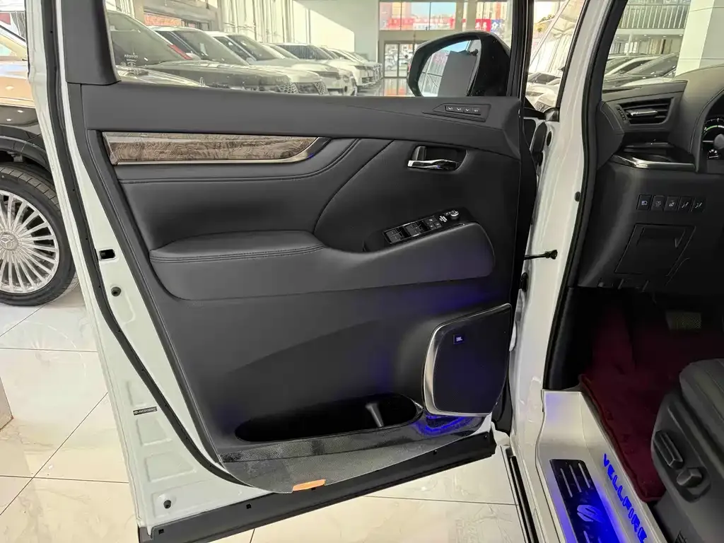 Toyota Alphard — фото 4