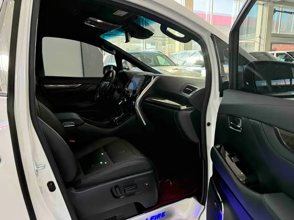 Toyota Alphard — фото 8