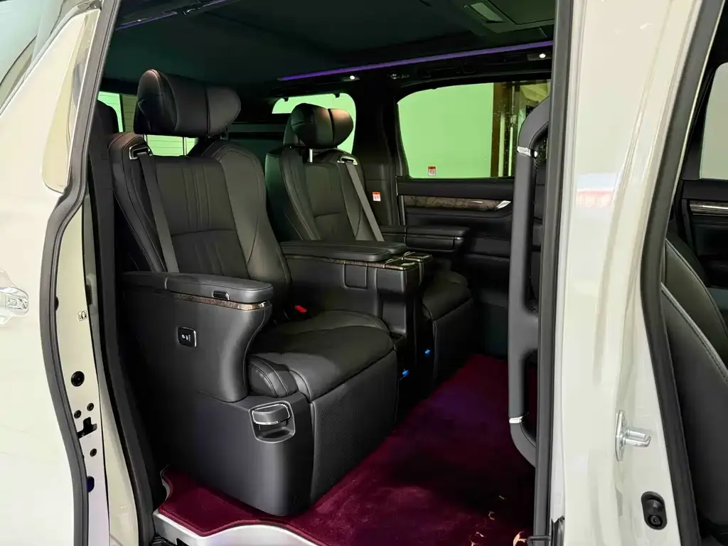Toyota Alphard — фото 9