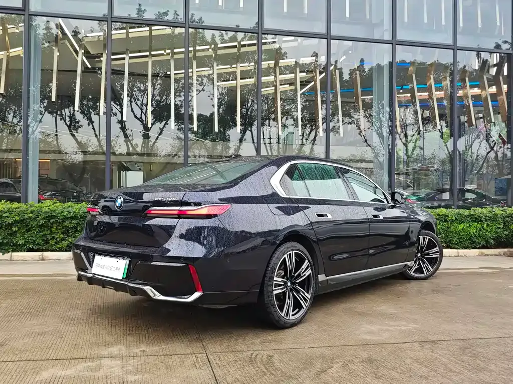 BMW i7 — фото 2