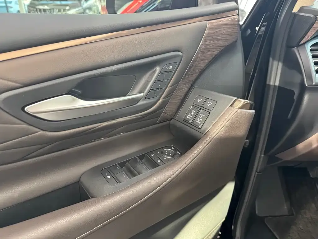 Toyota Vellfire — фото 8