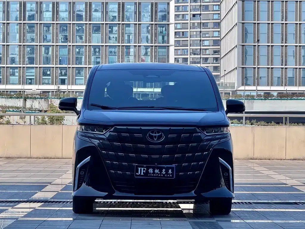Toyota Alphard — фото 1