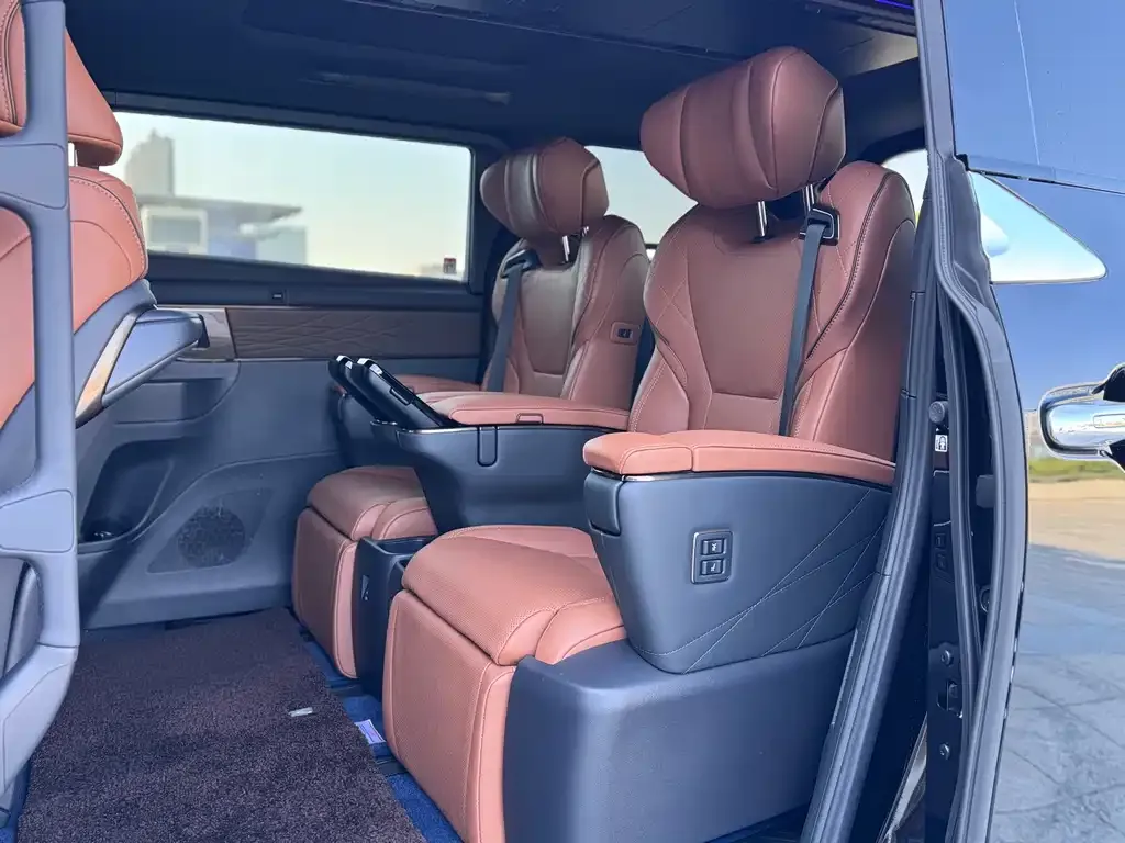 Toyota Alphard — фото 8