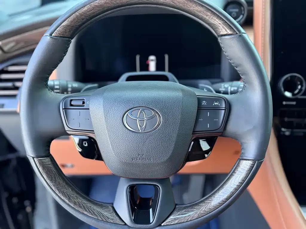 Toyota Alphard — фото 9