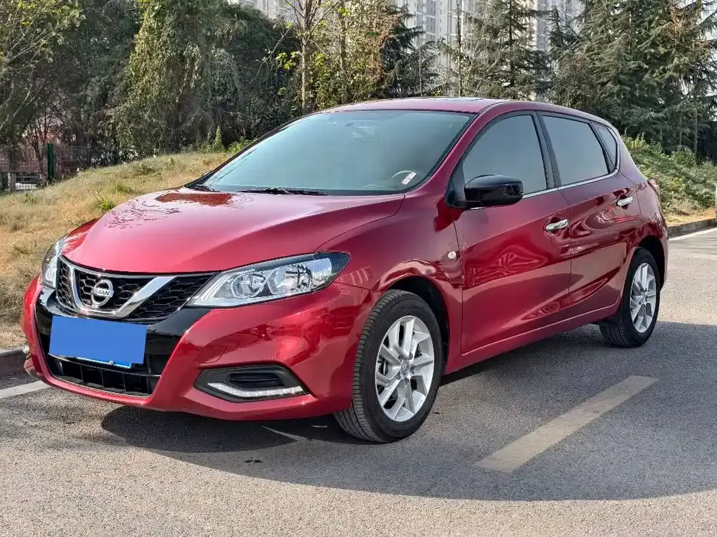 Nissan Tiida — фото 1