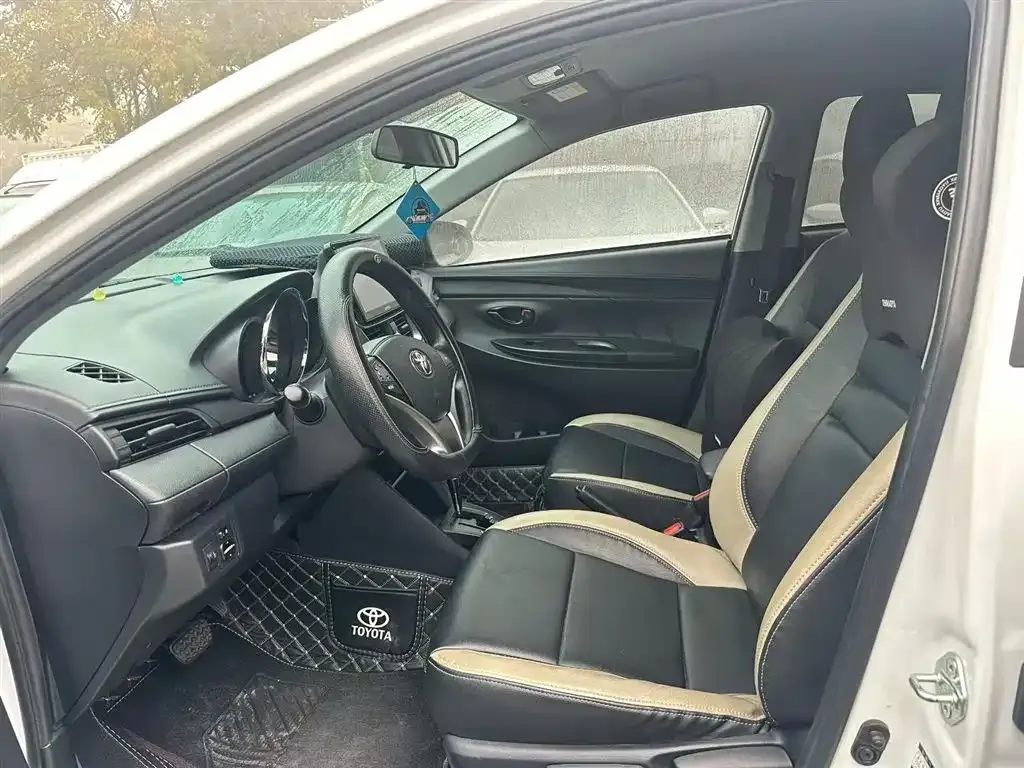 Toyota Yaris L — фото 4