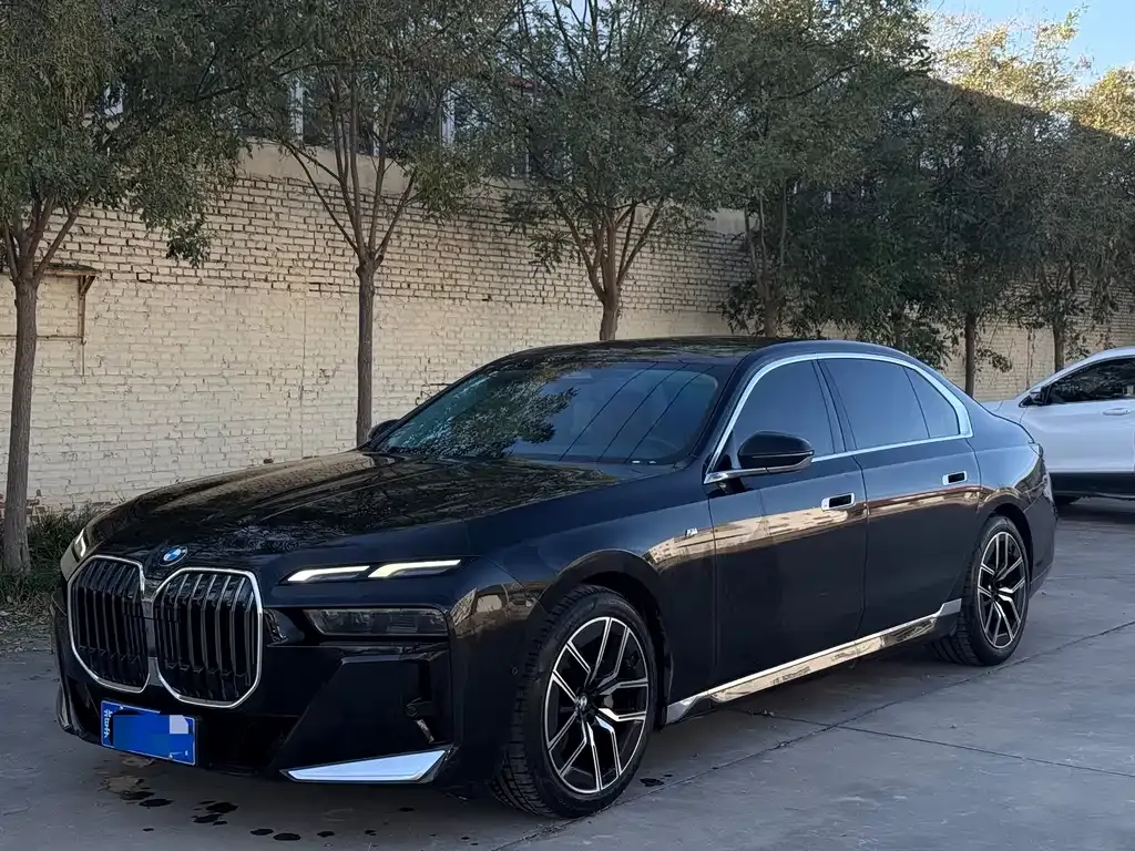 BMW 7 Series — фото 1