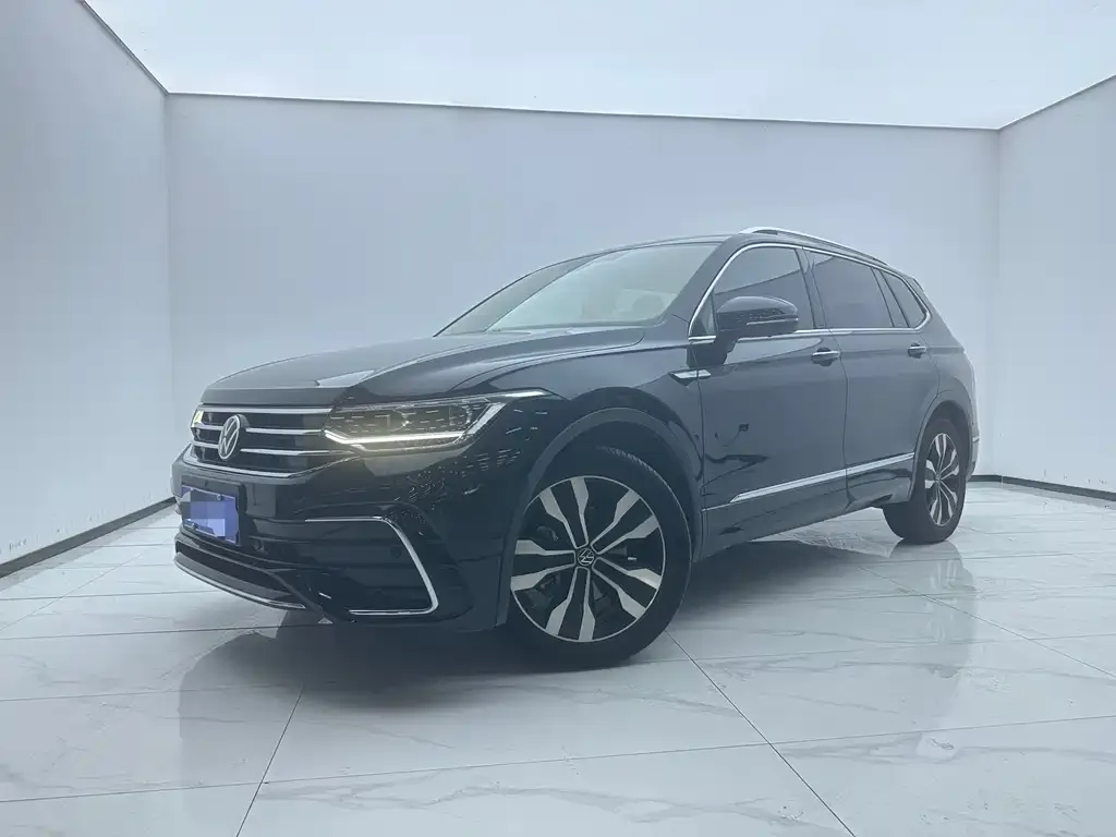 Volkswagen Tiguan L — фото 1