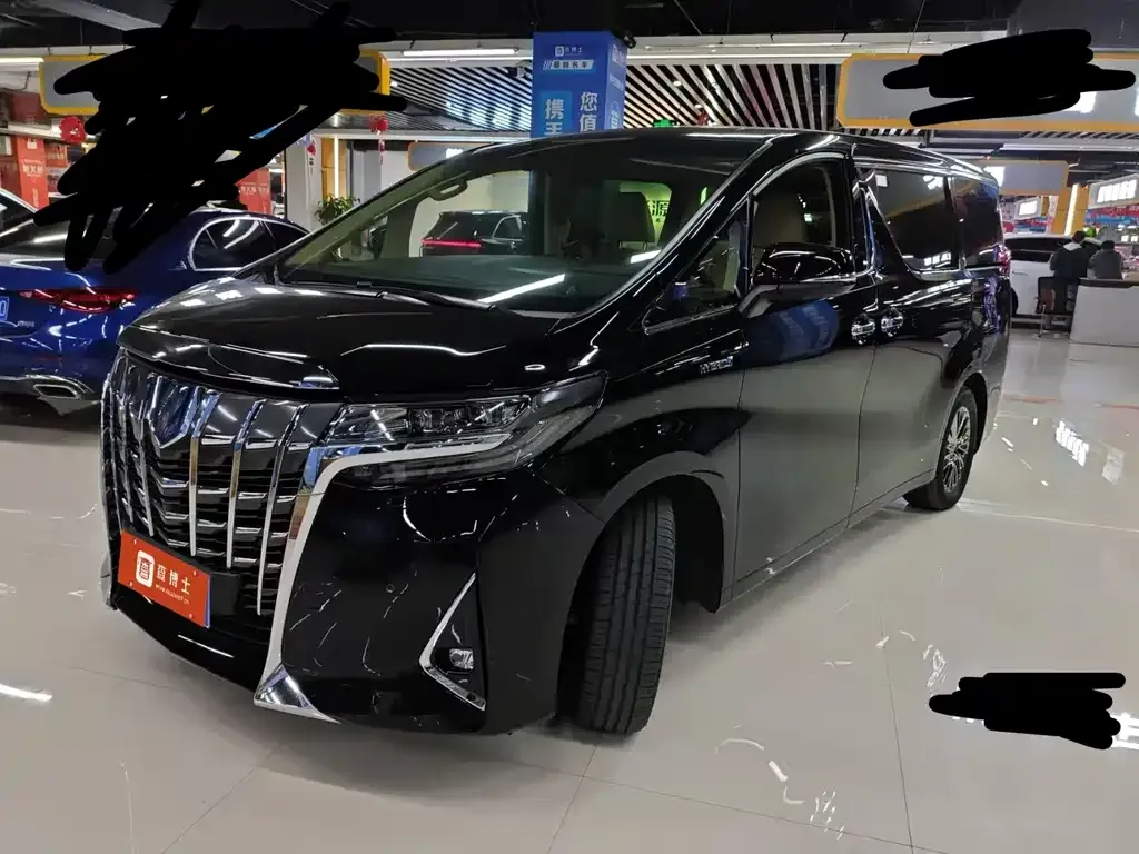 Toyota Alphard — фото 1